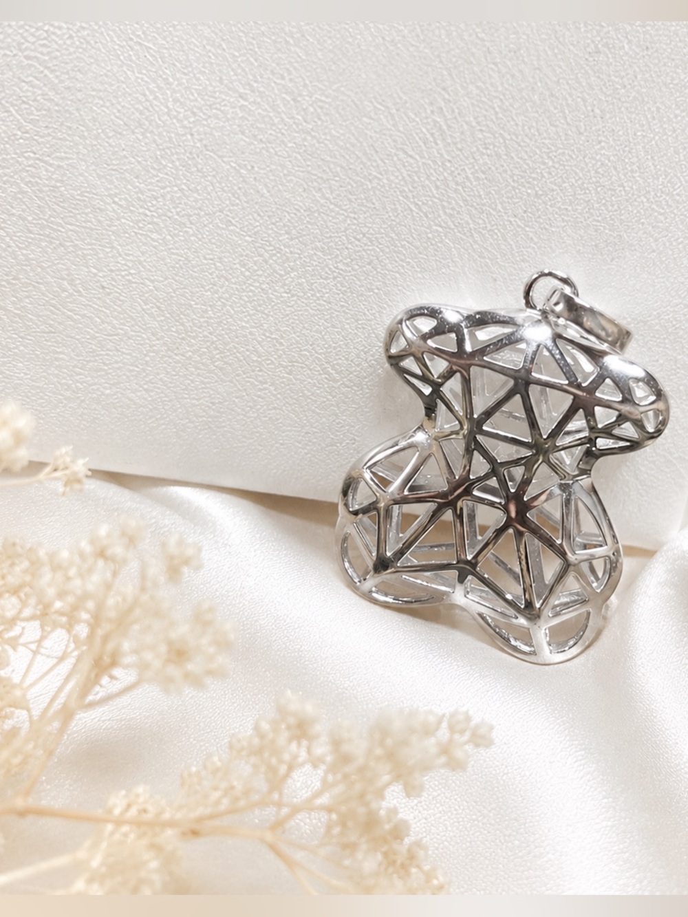 - Médium Sketx Line pendant in silver. Bear size: 2.4 cm.